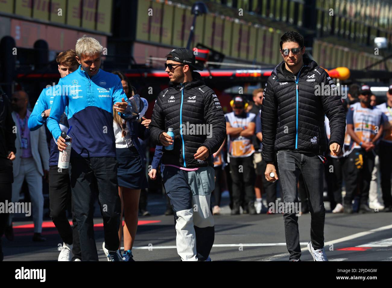 Melbourne, Australia. 02nd Apr, 2023. (L a R): Alexander Albon (THA) Williams Racing; Pierre Gasly (fra) Alpine F1 Team; Esteban OCON (fra) Alpine F1 Team, in parata piloti. 02.04.2023. Campionato del mondo Formula 1, Rd 3, Gran Premio d'Australia, Albert Park, Melbourne, Australia, Race Day. Il credito fotografico dovrebbe essere: XPB/immagini dell'Associazione Stampa. Credit: XPB Images Ltd/Alamy Live News Foto Stock