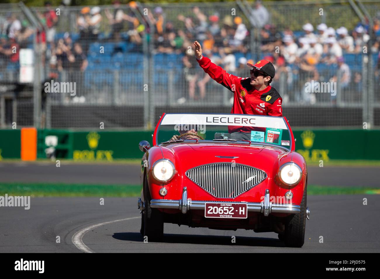 Melbourne, Australia, 2 aprile 2023. Charles Leclerc (16) guida per la Scuderia Ferrari durante la sfilata dei piloti al Gran Premio d'Australia di Formula uno il 02 aprile 2023, al circuito Grand Prix di Melbourne ad Albert Park, Australia. Credit: Dave Hewison/Speed Media/Alamy Live News Foto Stock