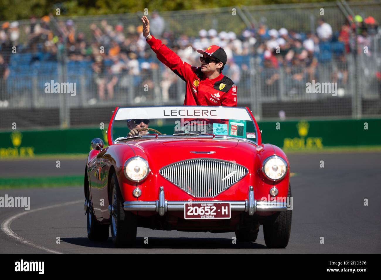 Melbourne, Australia, 2 aprile 2023. Charles Leclerc (16) guida per la Scuderia Ferrari durante la sfilata dei piloti al Gran Premio d'Australia di Formula uno il 02 aprile 2023, al circuito Grand Prix di Melbourne ad Albert Park, Australia. Credit: Dave Hewison/Speed Media/Alamy Live News Foto Stock