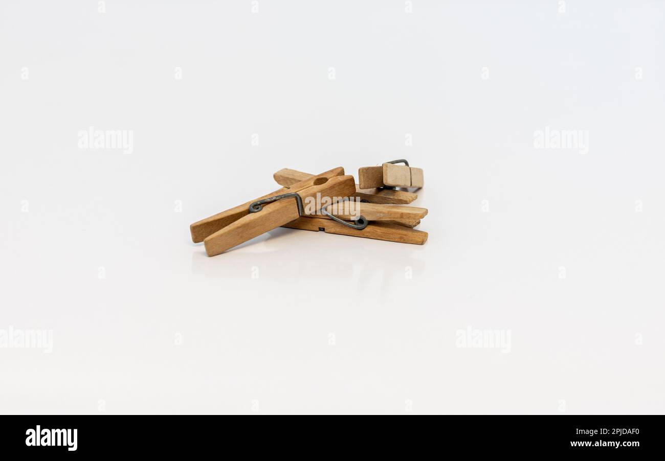 Clothespins di legno isolato su sfondo bianco. messa a fuoco selettiva Foto Stock