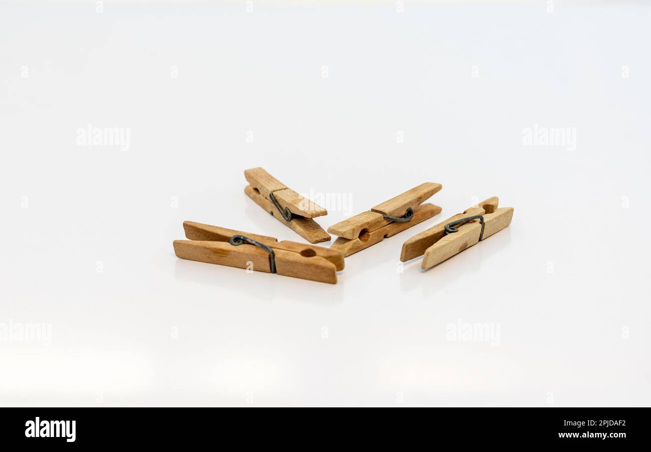 Clothespins di legno su sfondo isolato bianco Foto Stock