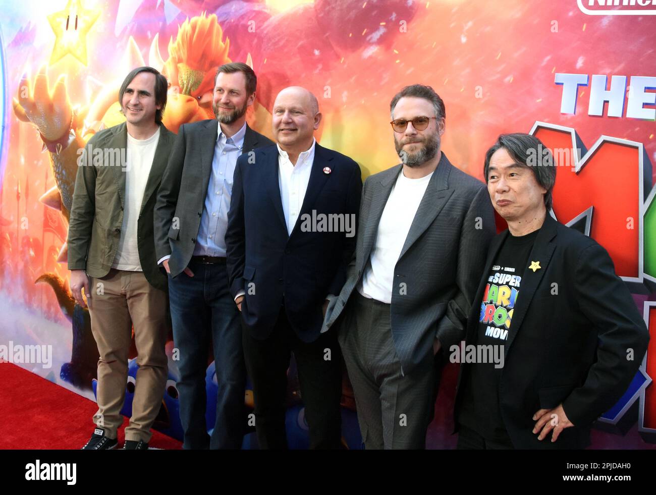 Los Angeles, California, USA 1st aprile 2023 (L-R) Direttore Michael Jelenic, Direttore Aaron Horvath, Amministratore Delegato di illuminazione Chris Meledandri, attore Seth Rogen e Produttore/Amministratore Delegato di Nintendo, Creatore di Mario, Shigeru Miyamoto partecipa a una proiezione Speciale di Universal Pictures 'The Super Mario Bros' al Regal LA Live il 1 aprile, 2023 a Los Angeles, California, Stati Uniti. Foto di Barry King/Alamy Live News Foto Stock