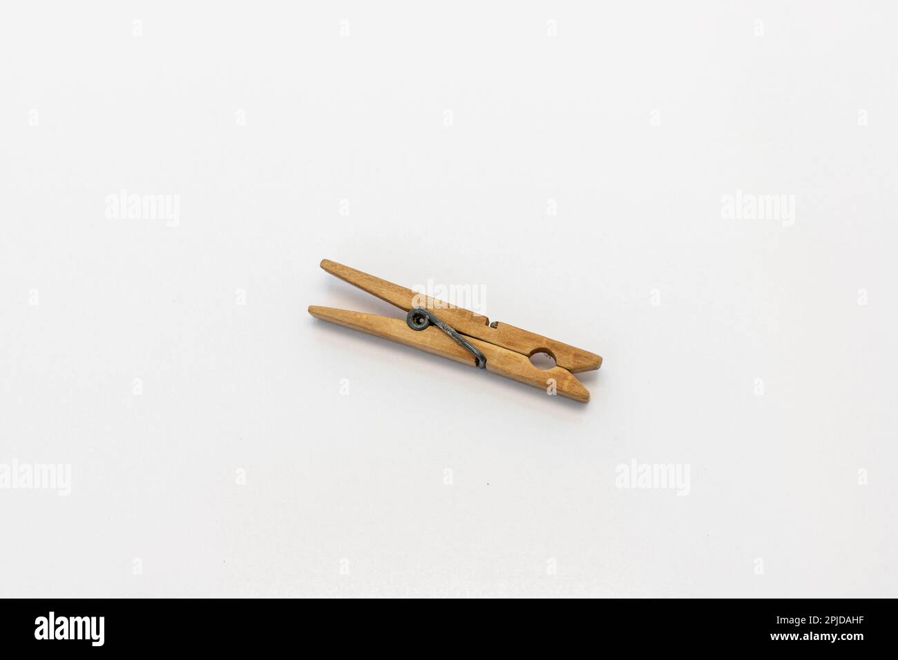 classico clothespin di legno isolato su sfondo bianco. messa a fuoco selettiva Foto Stock