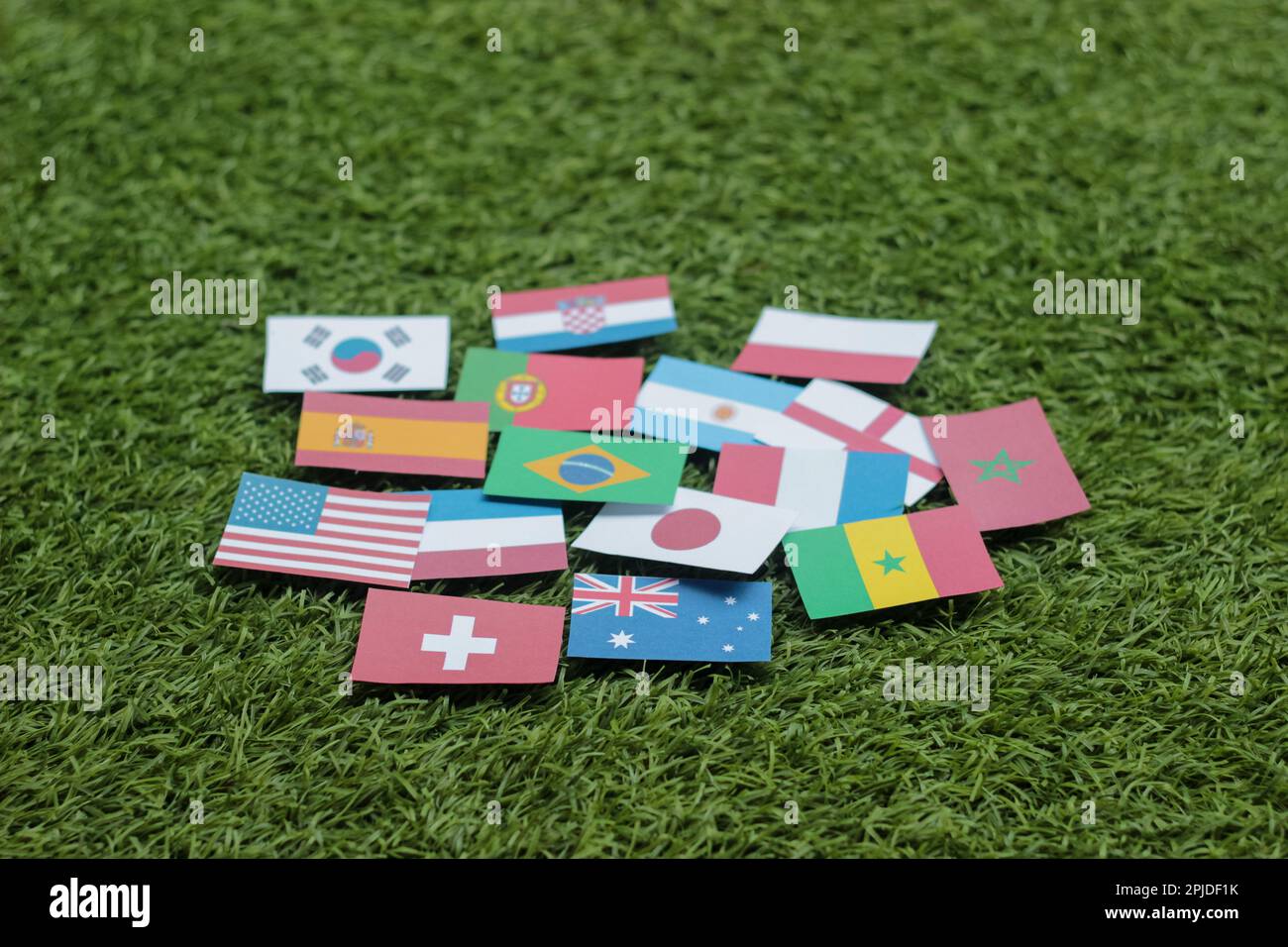 Pallone da calcio in pelle con bandiere internazionali dei paesi partecipanti al torneo isolato su sfondo bianco. Calcio Foto Stock