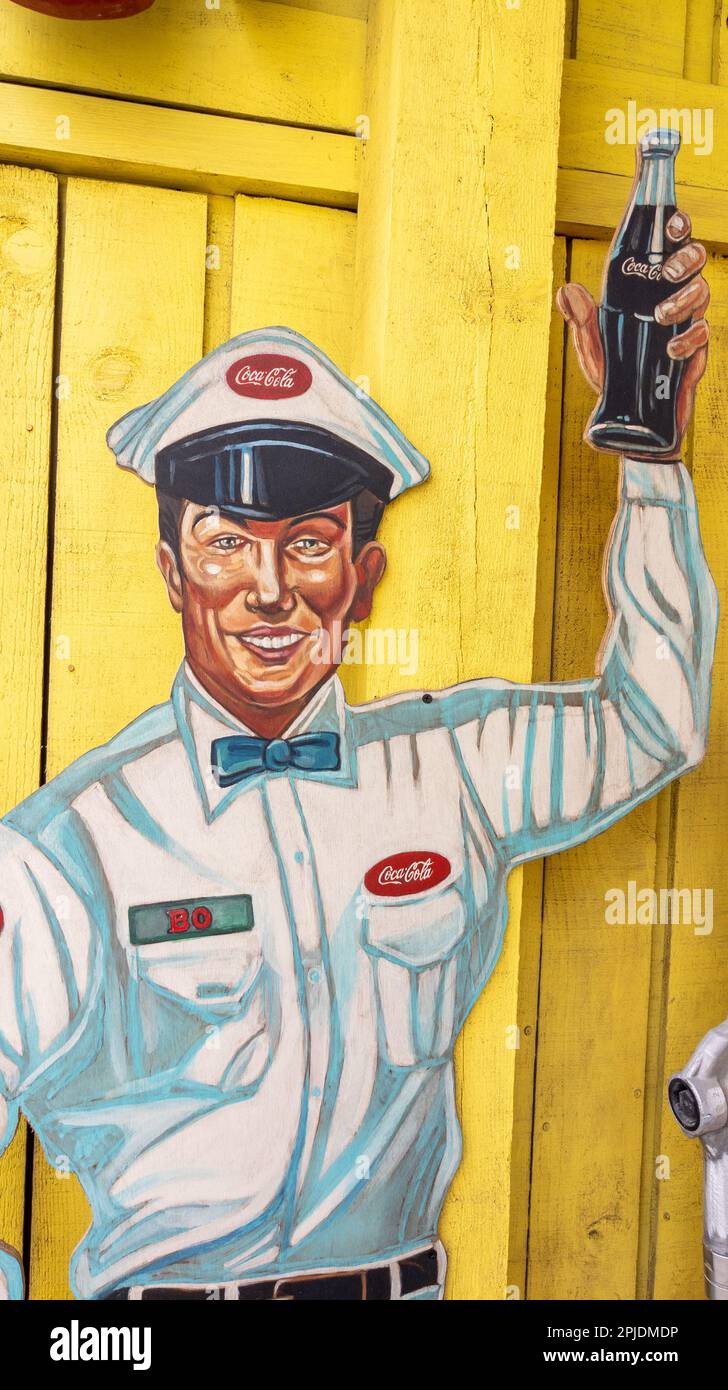 Bordeaux , Aquitaine France - 03 31 2023 : Coca Cola retro pubblicità cartone figura bordo con logo segno e marchio di testo noi americano carbonated sof Foto Stock