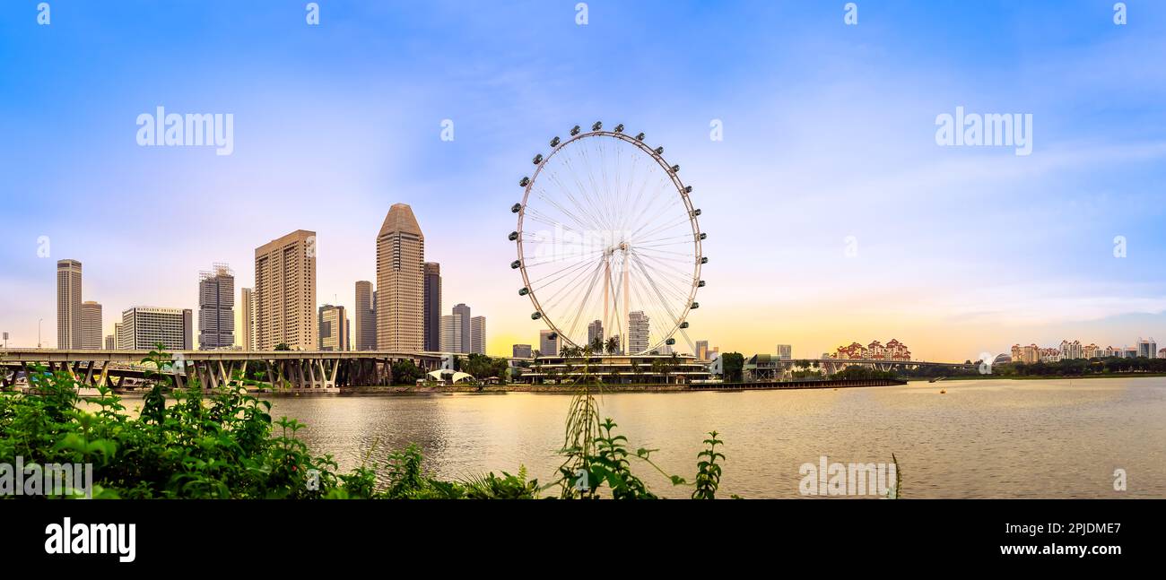 Skyline panoramico di Marina Bay, Ponte Benjamin Sheares, Stadio, Costa Rhu e Tanjong Rhu quartiere a Singapore. Foto Stock