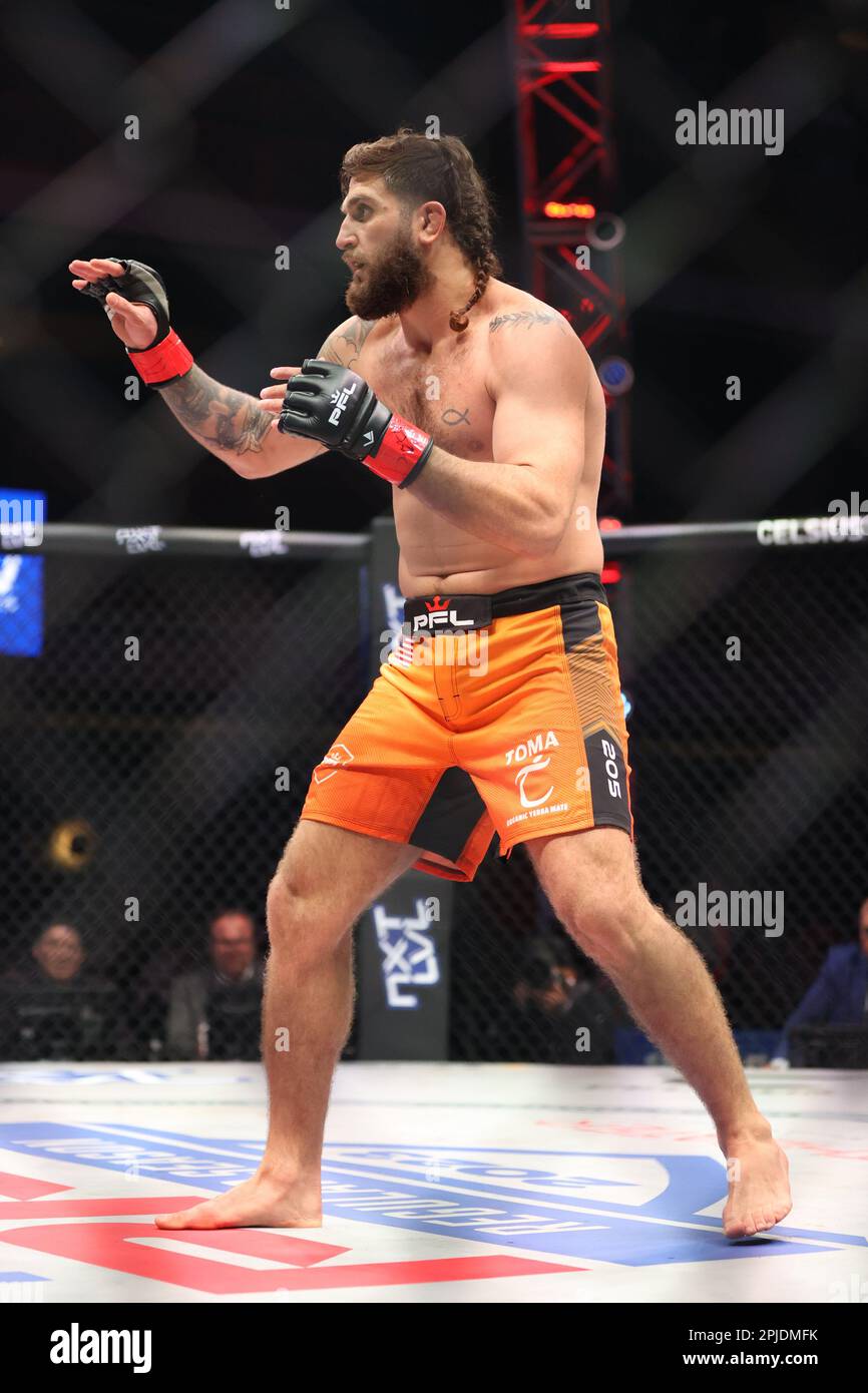Las Vegas, Nevada, USA. 1st Apr, 2023. Leggero peso pesante Josh Silveira si muove intorno alla gabbia durante la PFL 1 Regular Season Fight Night al Theater Inside the Virgin Hotel il 1 aprile 2023 a Las Vegas, Nevada. Christopher Trim/CSM/Alamy Live News Foto Stock