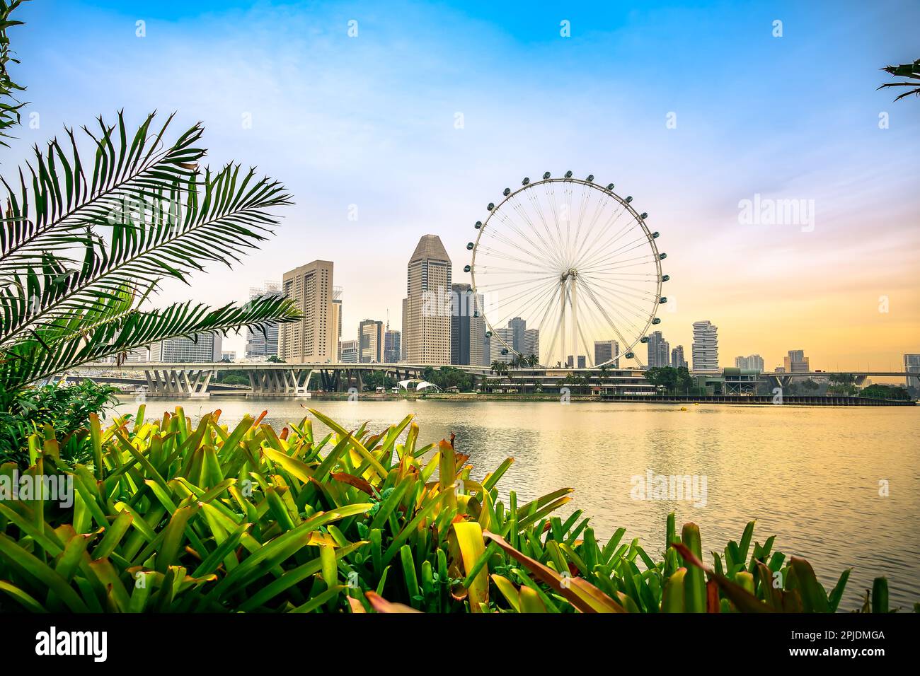 Splendido skyline di Marina Bay, del Ponte Benjamin Sheares e del Singapore Flyer a Singapore. Foto Stock