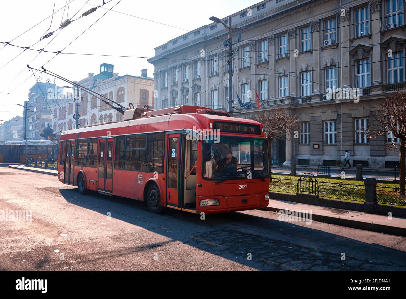Tram rosso parcheggiato Foto Stock