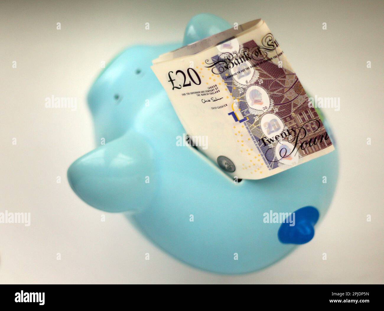 File foto datata 06/01/15 di denaro in una banca piggy, come risparmiatori hanno solo giorni a disposizione per sfruttare al meglio le loro indennità prima dell'inizio del nuovo anno fiscale questa settimana. Foto Stock