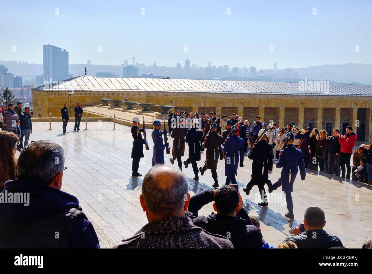 Soldati della guardia d'onore marciando verso il mausoleo di Ataturk. Guardia d'onore ad Anitkabir. Ankara, Turkiye - Febbraio 2023 Foto Stock