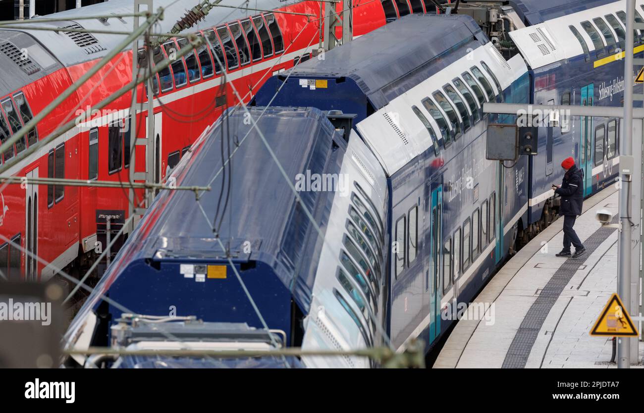 Amburgo, Germania. 02nd Apr, 2023. Due treni regionali sono parcheggiati presso la stazione centrale di Amburgo. Le vendite anticipate per il Deutschlandticket iniziano il 3 aprile. Credit: Markus Scholz/dpa/Alamy Live News Foto Stock