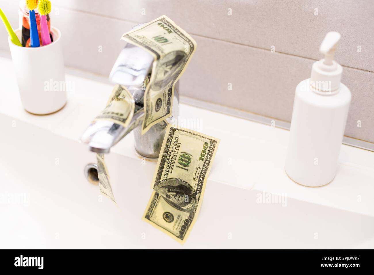 Cash Money Going Down Sink drain isolato su sfondo bianco Foto Stock