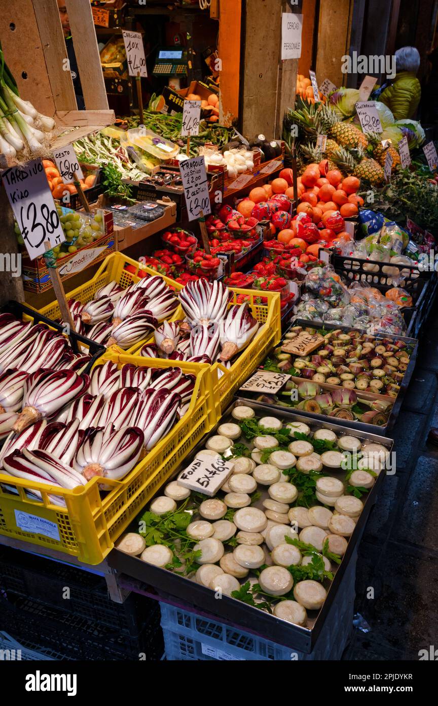 Venezia, 23 febbraio 2023: Mercato degli ortofrutticoli freschi a Venezia. Foto Stock