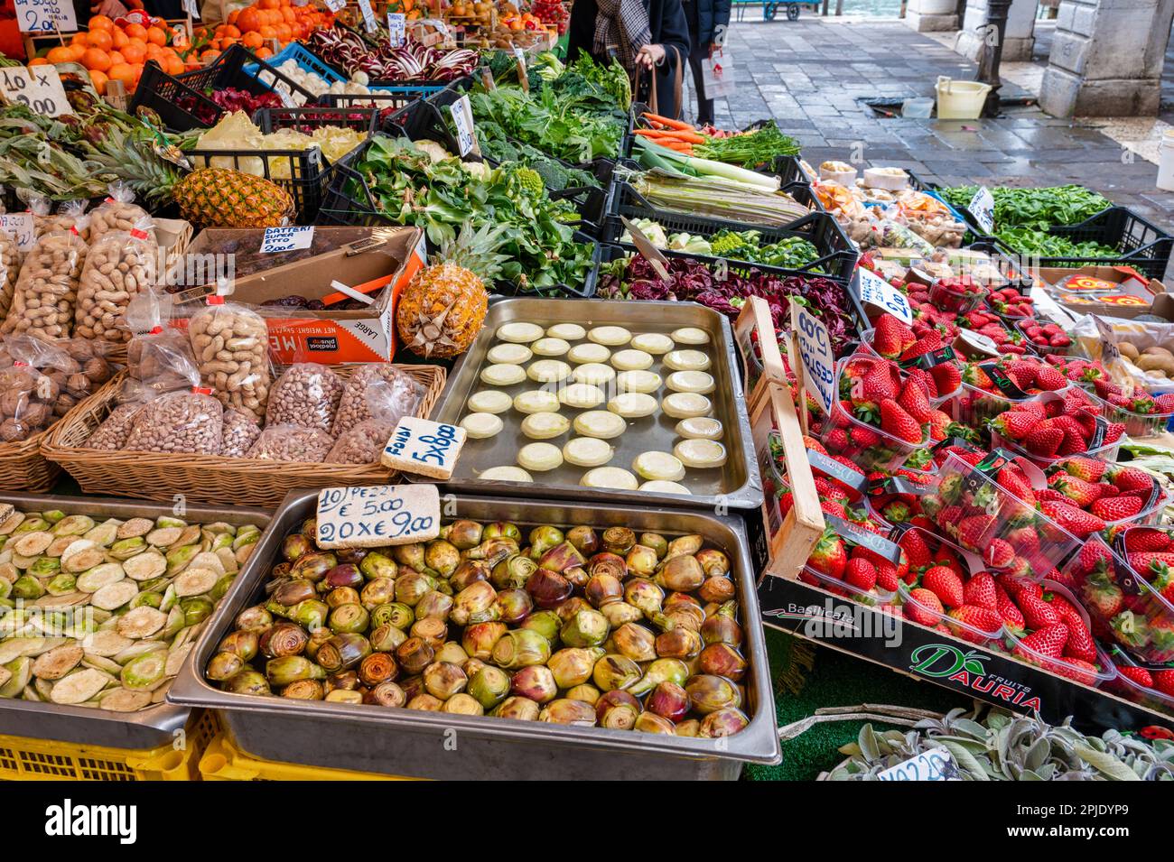 Venezia, Italia - 23 febbraio 2023: Frutta e verdura fresca esposte al mercato di Rialto a Venezia. Foto Stock