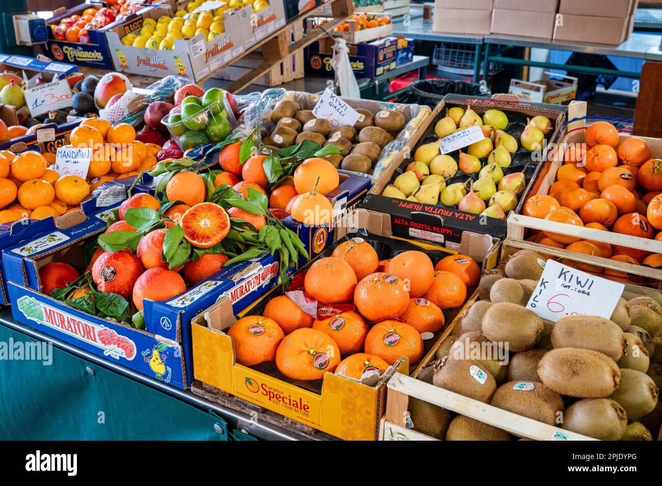 Venezia, Italia - 23 febbraio 2023: Frutta e verdura fresca esposte al mercato di Rialto a Venezia. Foto Stock