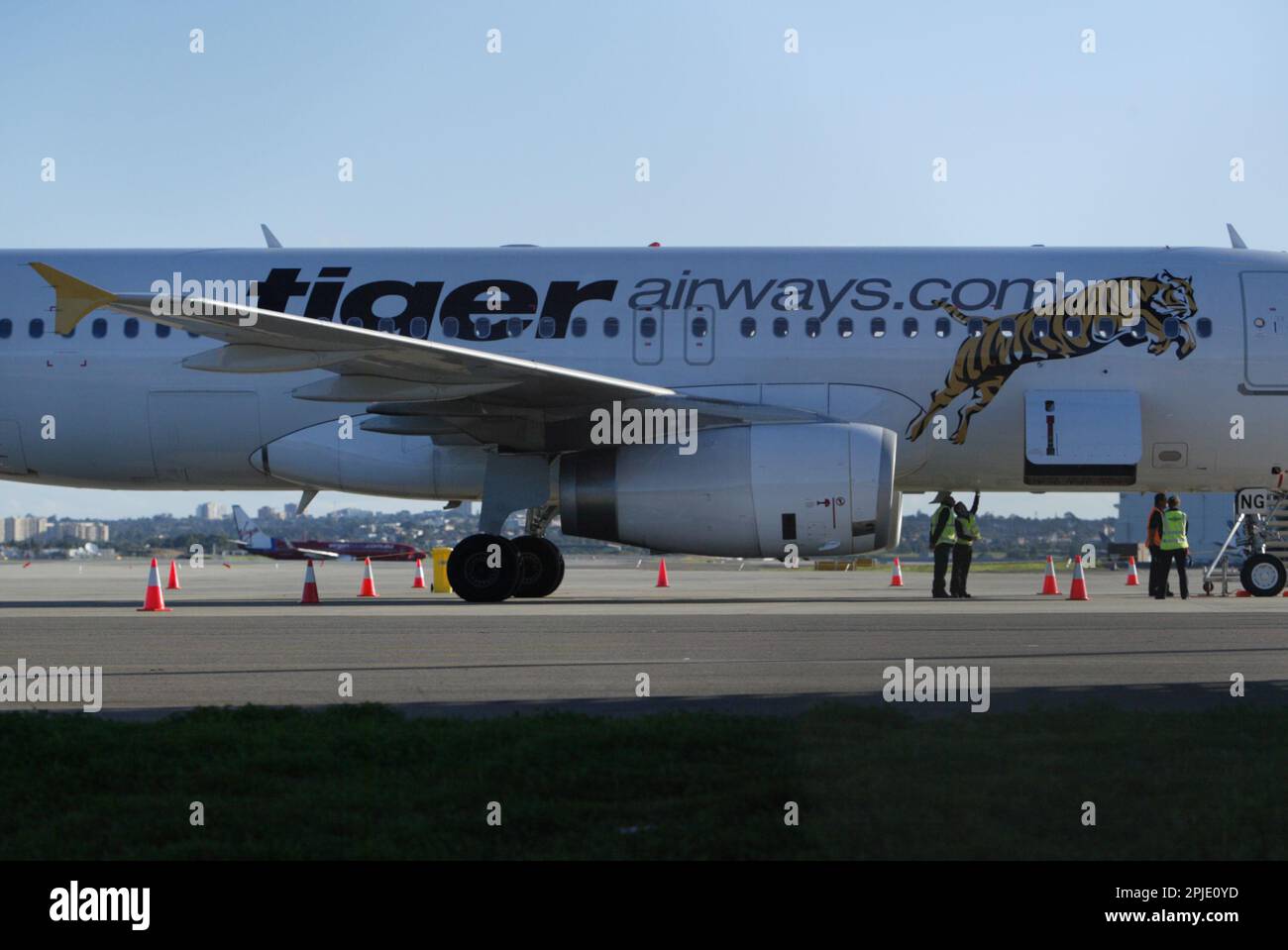 Il volo inaugurale del Tiger Airways, il bilancio filiale di Singapore Airlines, in Aeroporto di Sydney. La data di arrivo e di asfalto conferenza stampa ha partecipato anche i giocatori dal Occidenti Tigers NRL rugby. Sydney, Australia. 02.07.09. Foto Stock