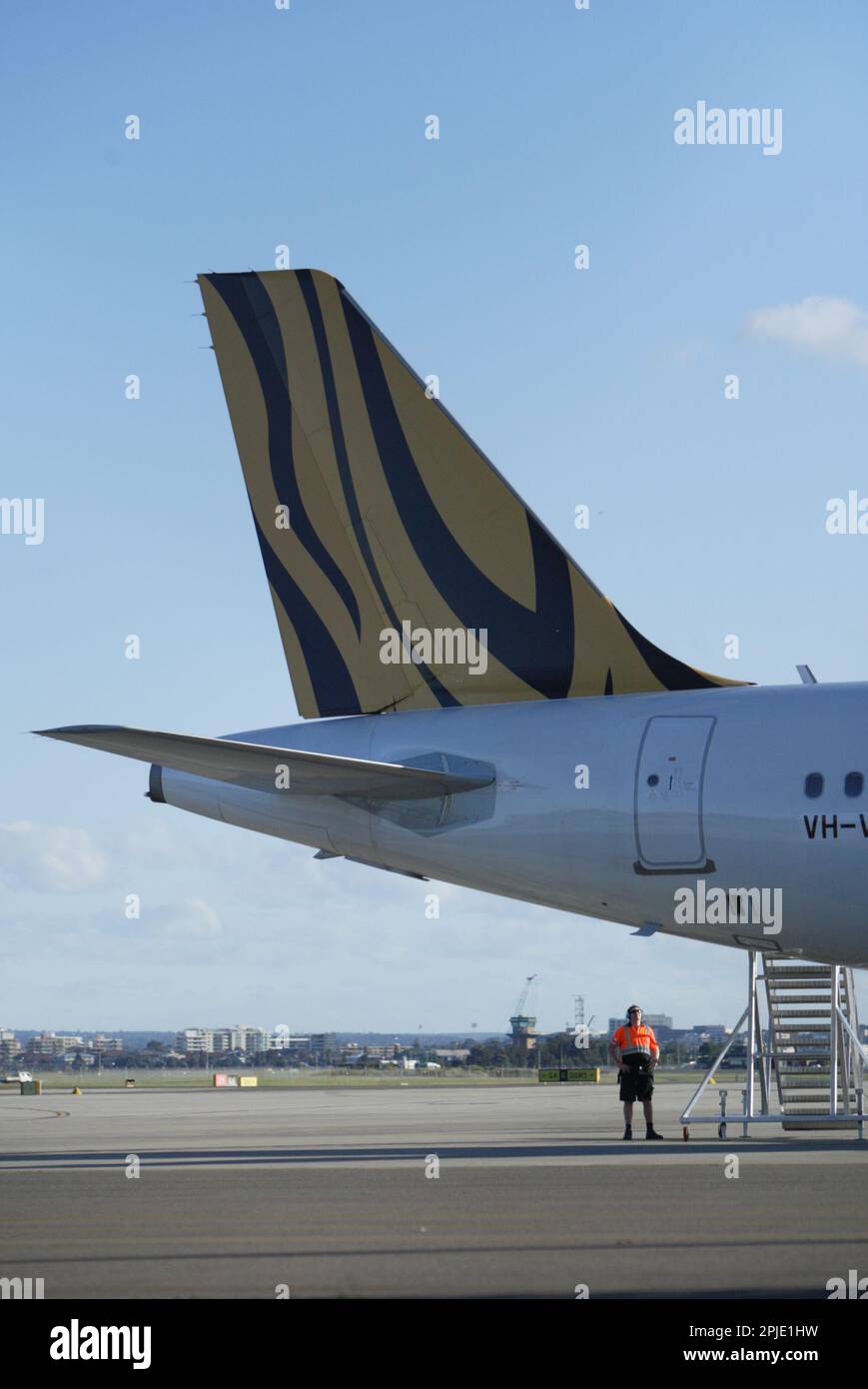 Il volo inaugurale del Tiger Airways, il bilancio filiale di Singapore Airlines, in Aeroporto di Sydney. La data di arrivo e di asfalto conferenza stampa ha partecipato anche i giocatori dal Occidenti Tigers NRL rugby. Sydney, Australia. 02.07.09. Foto Stock