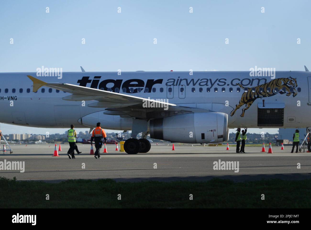 Il volo inaugurale del Tiger Airways, il bilancio filiale di Singapore Airlines, in Aeroporto di Sydney. La data di arrivo e di asfalto conferenza stampa ha partecipato anche i giocatori dal Occidenti Tigers NRL rugby. Sydney, Australia. 02.07.09. Foto Stock