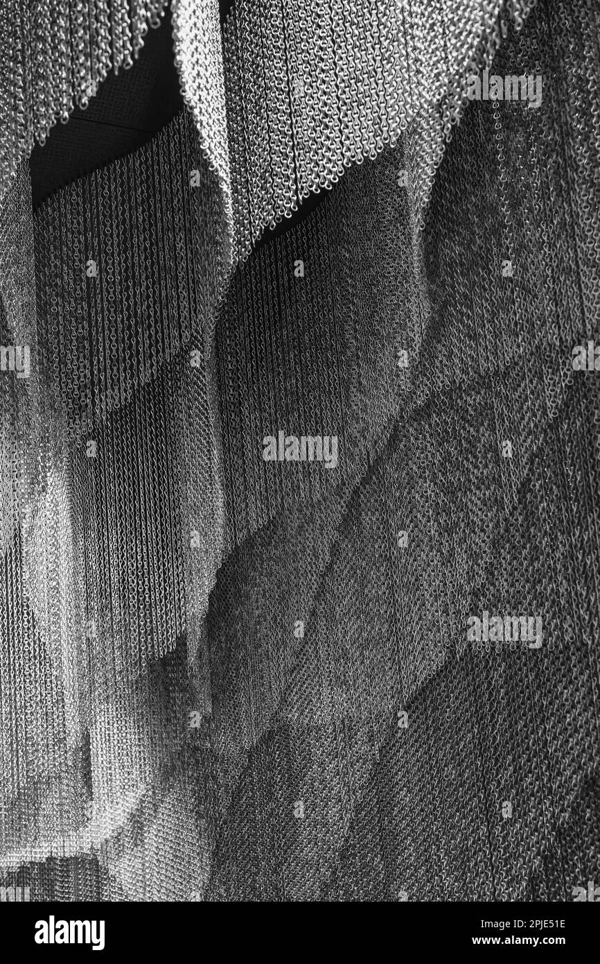 Struttura realizzata con catene metalliche dense disposte l'una vicino all'altra. Foto Stock