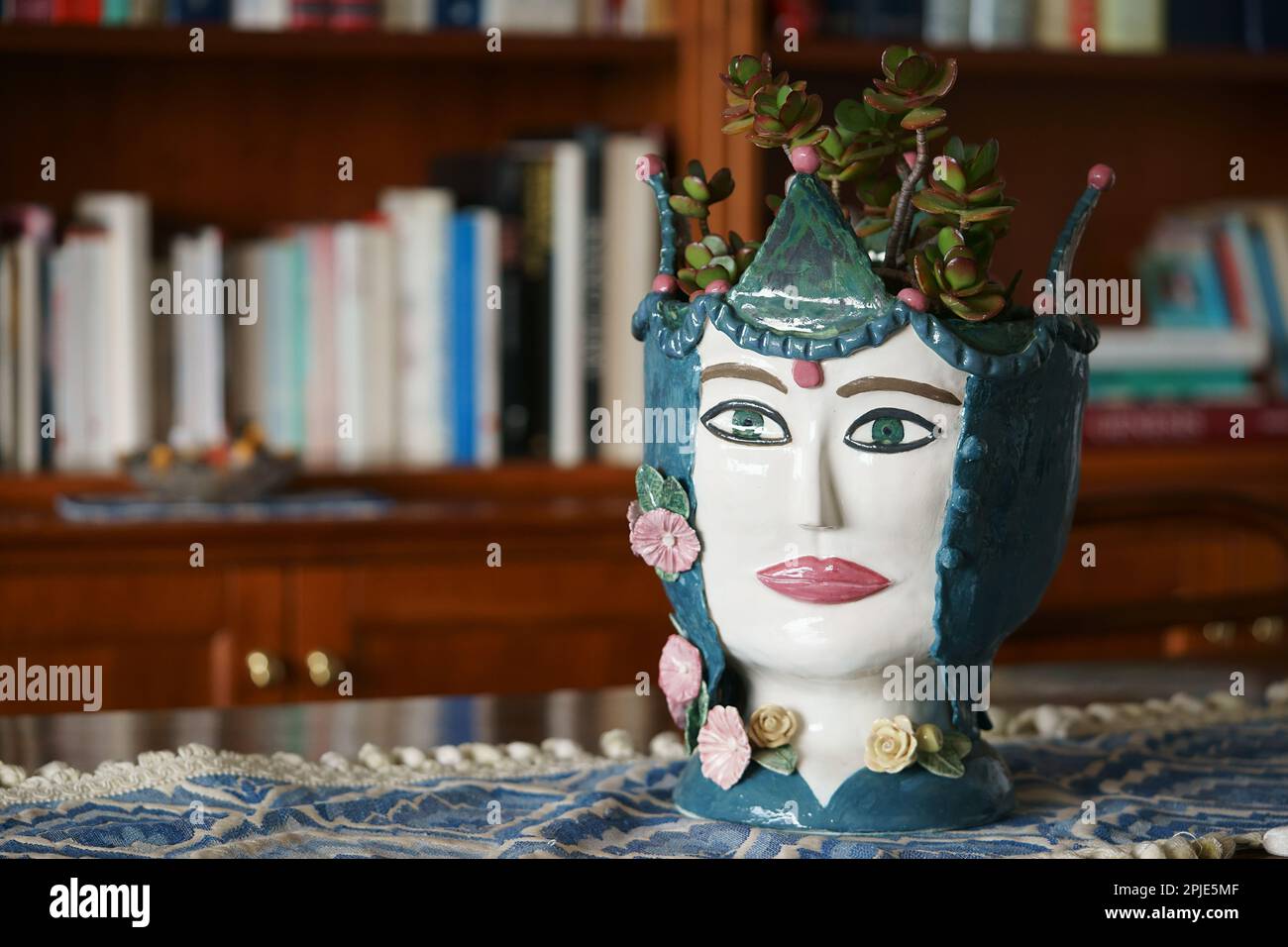 Ceramica italiana fatta a mano decorazione d'arte, vaso con pianta, arredo e design, casa, bibliotecario, Italia Foto Stock