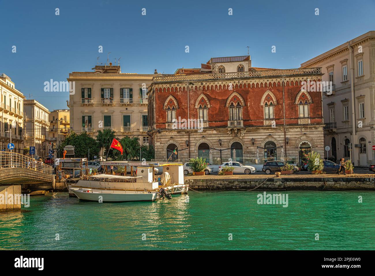 Palazzo Lucchetti Cassola reale, palazzo nobiliare in stile neogotico al porto di Siracusa. Siracusa, Sicilia, Italia, Europa Foto Stock
