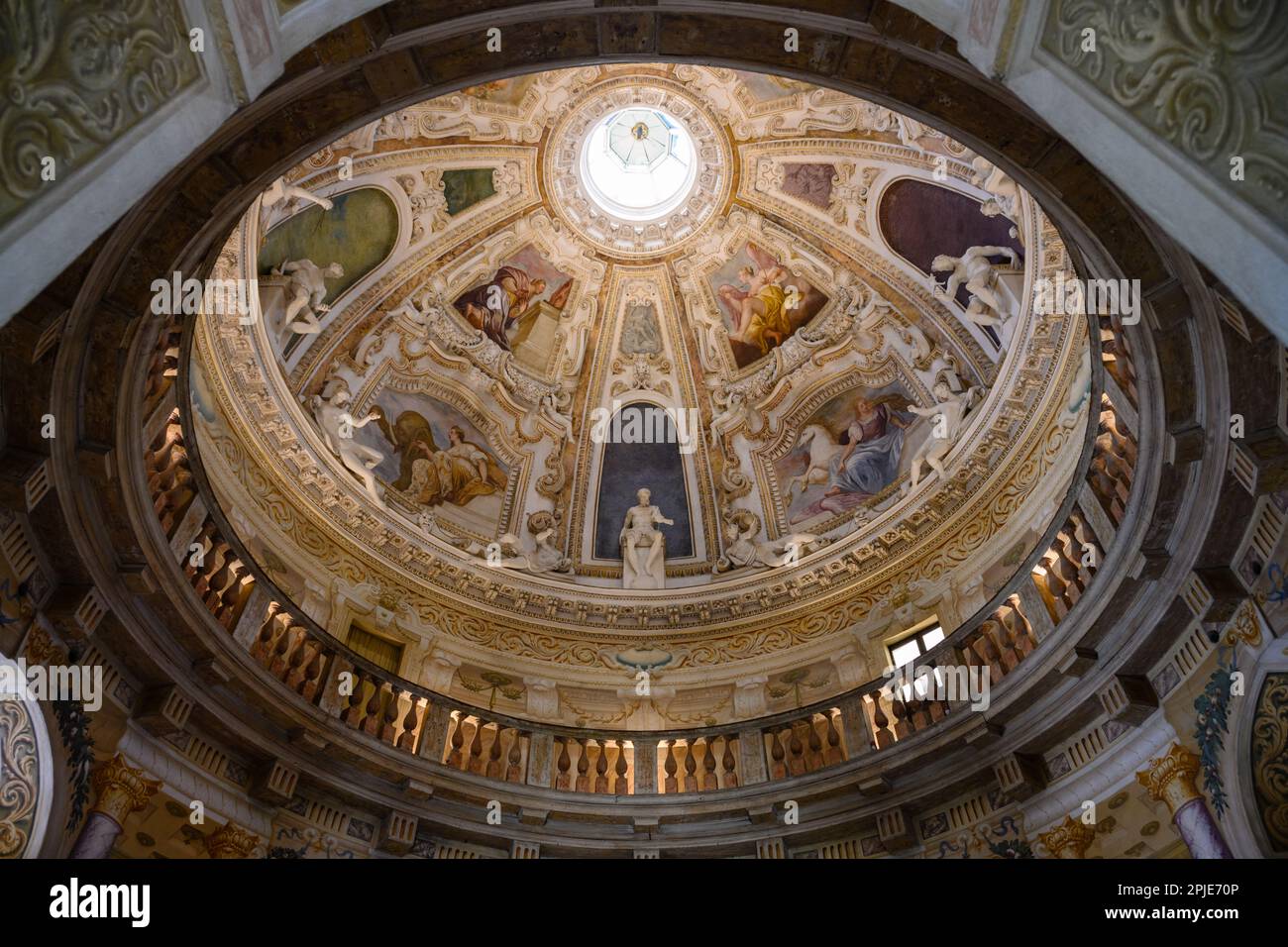 Vicenza, Italia - Agosto 13 2022: Villa la rotonda o Almerico Capra Valmarana Desigend di Andrea Palladio cupola interna con affreschi di Allessandro Foto Stock