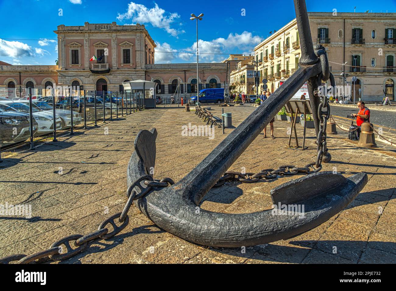 Molo n° 5 del porto di Siracusa. Monumento dedicato ai sommergieri. Dietro l'edificio dell'Agenzia doganale. Siracusa, Sicilia, Italia, Europa Foto Stock