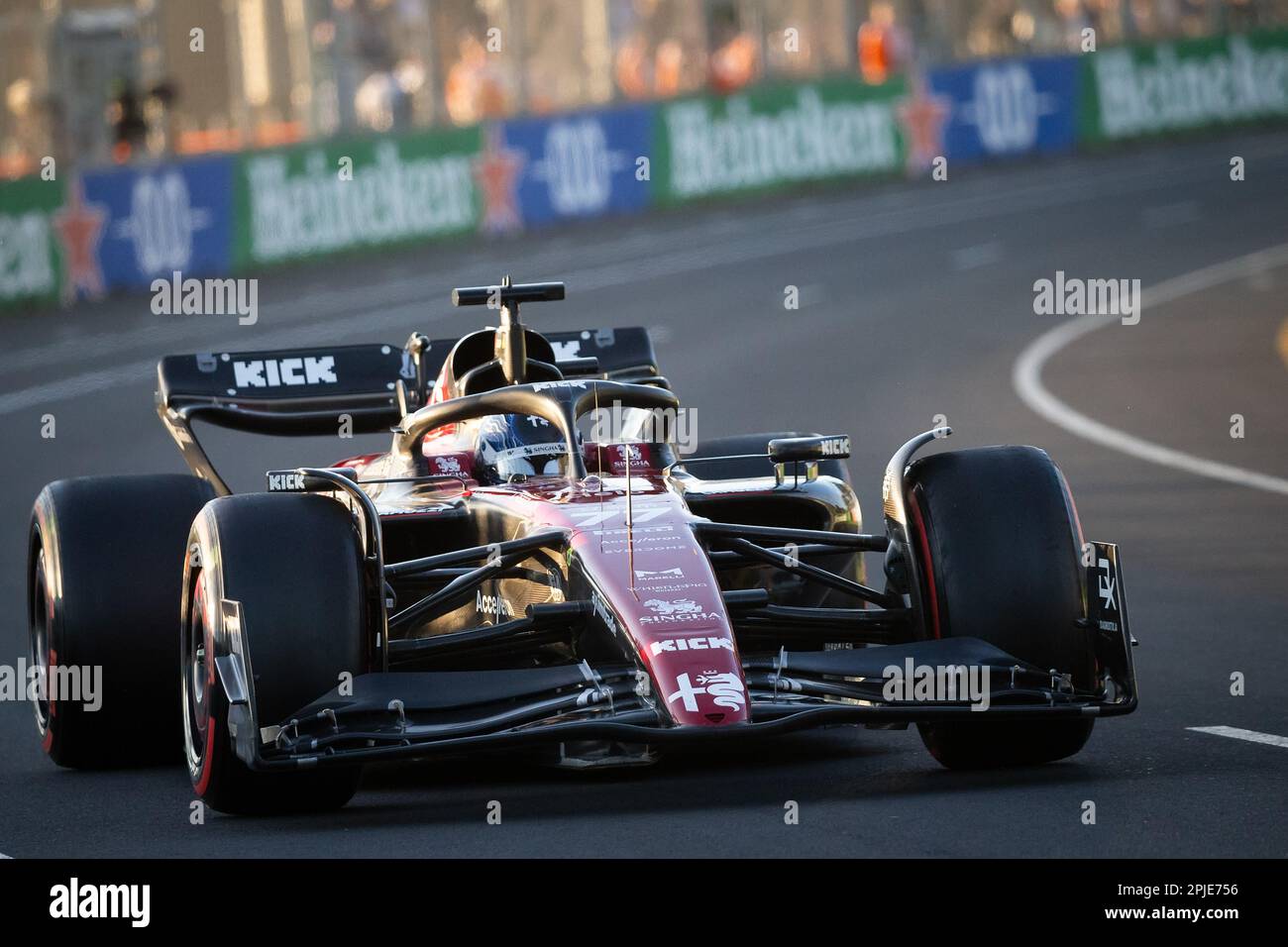 Melbourne, Australia, 2 aprile 2023. Valtteri Bottas (77) guida per la puntata del Team Alfa Romeo F1 durante la gara Australiana di Formula uno del 02 aprile 2023, al Melbourne Grand Prix Circuit di Albert Park, Australia. Credit: Dave Hewison/Speed Media/Alamy Live News Foto Stock
