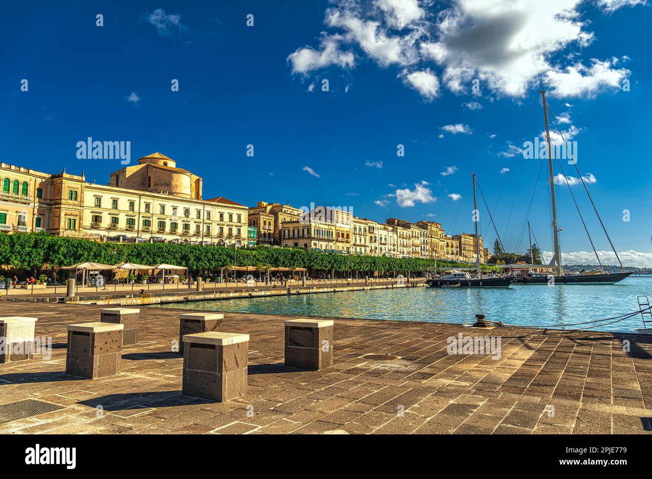 Grande porto di Siracusa, i palazzi che si affacciano sul mare e il Foro Vittorio Emanuele II sull'isola di Ortigia. Siracusa, Sicilia, Italia, Europa Foto Stock