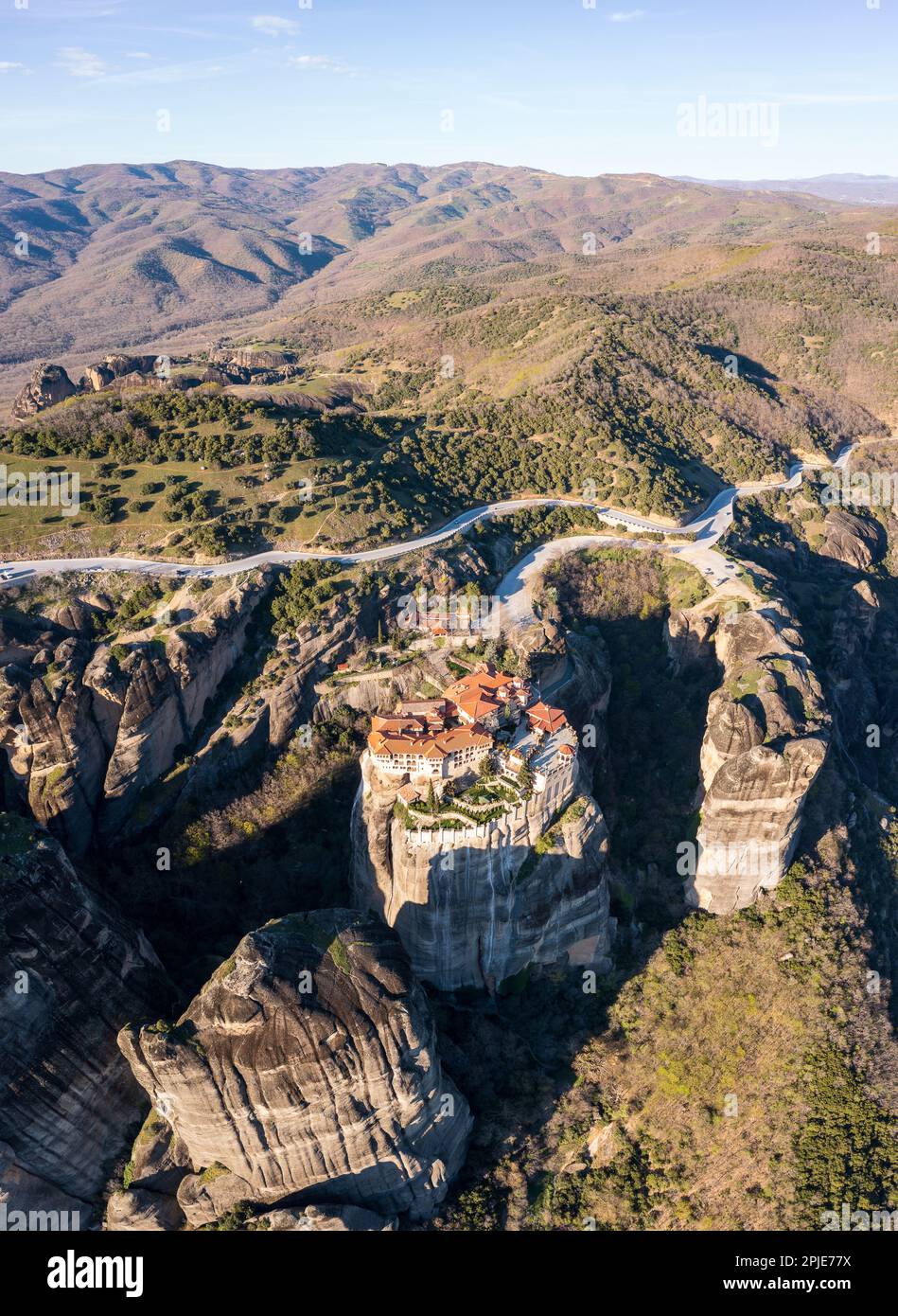 Meteora è un sito patrimonio dell'umanità dell'UNESCO situato nel centro della Grecia. Questa destinazione unica è famosa per le sue formazioni rocciose che si innalzano in alto Foto Stock