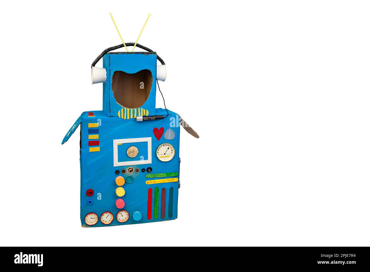 Robot in cartone blu realizzato per un progetto scolastico ecologico, concetto di riciclaggio isolato su bianco Foto Stock