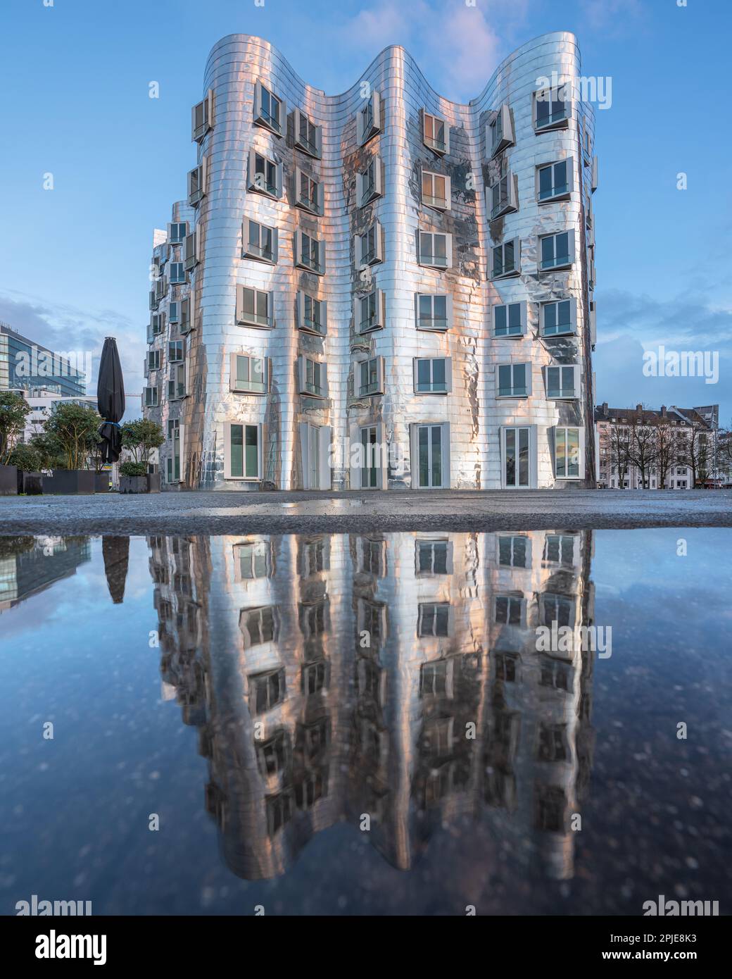 DUSSELDORF, GERMANIA - 25 MARZO 2023: Immagine panoramica degli edifici moderni nel porto dei media di Dusseldorf il 25 marzo 2023 in Germania, Europa Foto Stock