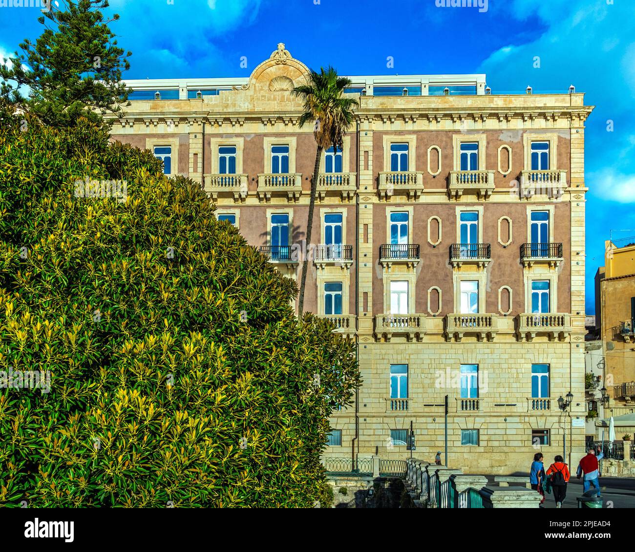 La facciata del Grand Hotel des étrangers vicino alla sorgente Aretusa di fronte al mare sull'isola di Ortigia. Siracusa, Sicilia, Italia, Europa Foto Stock
