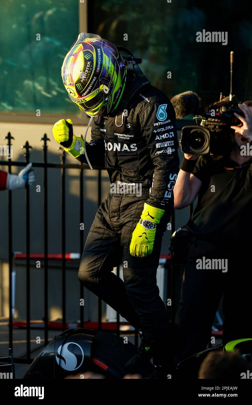 Melbourne, Australia. 02nd Apr, 2023. Primo : 2nd aprile 2023, motorsport, Formula 1, Formula uno, Stagione 2023, Gran Premio d'Australia, la Formula 1 Rolex Gran Premio d'Australia 2023, 3rd° round del Campionato del mondo di Formula uno 2023, sull'Albert Park Circuit, a Melbourne, Australia, la gara, HAMILTON Lewis (gbr), Mercedes AMG F1 Team W14, Ritratto Celebration Credit: dpa/Alamy Live News Foto Stock