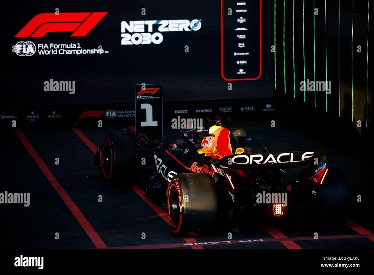 Melbourne, Australia. 02nd Apr, 2023. Primo : 2nd aprile 2023, motorsport, Formula 1, Formula uno, Stagione 2023, Gran Premio d'Australia, la Formula 1 Rolex Gran Premio d'Australia 2023, 3rd° round del Campionato del mondo di Formula uno 2023, sul circuito Albert Park, a Melbourne, Australia, la gara, 01 VERSTAPPEN Max (nld), Red Bull Racing RB19, azione vittoria Credit: dpa/Alamy Live News Foto Stock