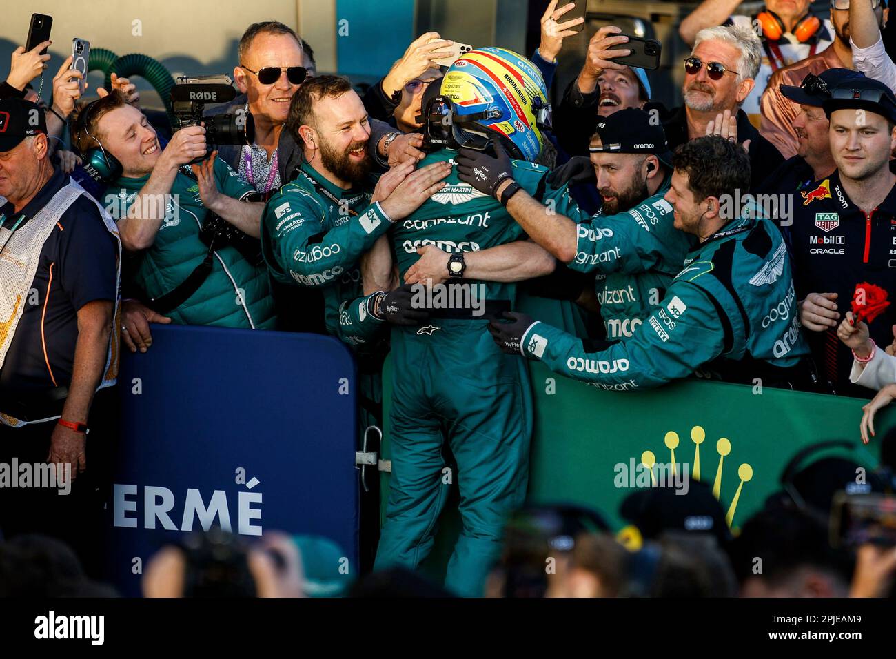 Melbourne, Australia. 02nd Apr, 2023. Primo : 2nd aprile 2023, motorsport, Formula 1, Formula uno, Stagione 2023, Gran Premio d'Australia, la Formula 1 Rolex Gran Premio d'Australia 2023, 3rd° round del Campionato del mondo di Formula uno 2023, sull'Albert Park Circuit, a Melbourne, Australia, la gara, ALONSO Fernando (spa), Aston Martin F1 Team AMR23, ritratto celebra il suo podio Credit: dpa/Alamy Live News Foto Stock