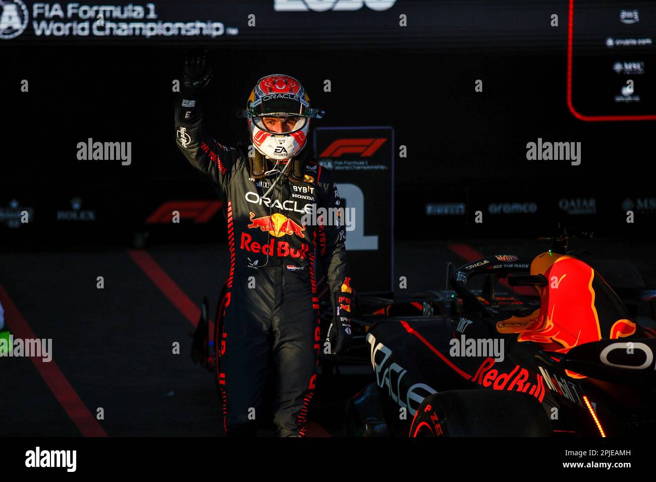 Melbourne, Australia. 02nd Apr, 2023. Primo : 2nd aprile 2023, motorsport, Formula 1, Formula uno, Stagione 2023, Gran Premio d'Australia, la Formula 1 Rolex Gran Premio d'Australia 2023, 3rd° round del Campionato del mondo di Formula uno 2023, sull'Albert Park Circuit, a Melbourne, Australia, la gara, VERSTAPPEN Max (Ned), Red Bull Racing RB19, ritratto celebra la sua vittoria credito: dpa/Alamy Live News Foto Stock