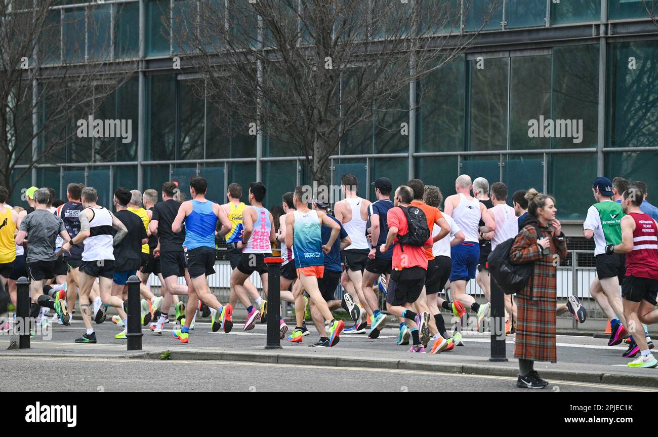 Brighton UK 2nd aprile 2023 - migliaia di corridori partecipano oggi alla maratona di Brighton per le strade e lungo il lungomare della città : Credit Simon Dack / Alamy Live News Foto Stock