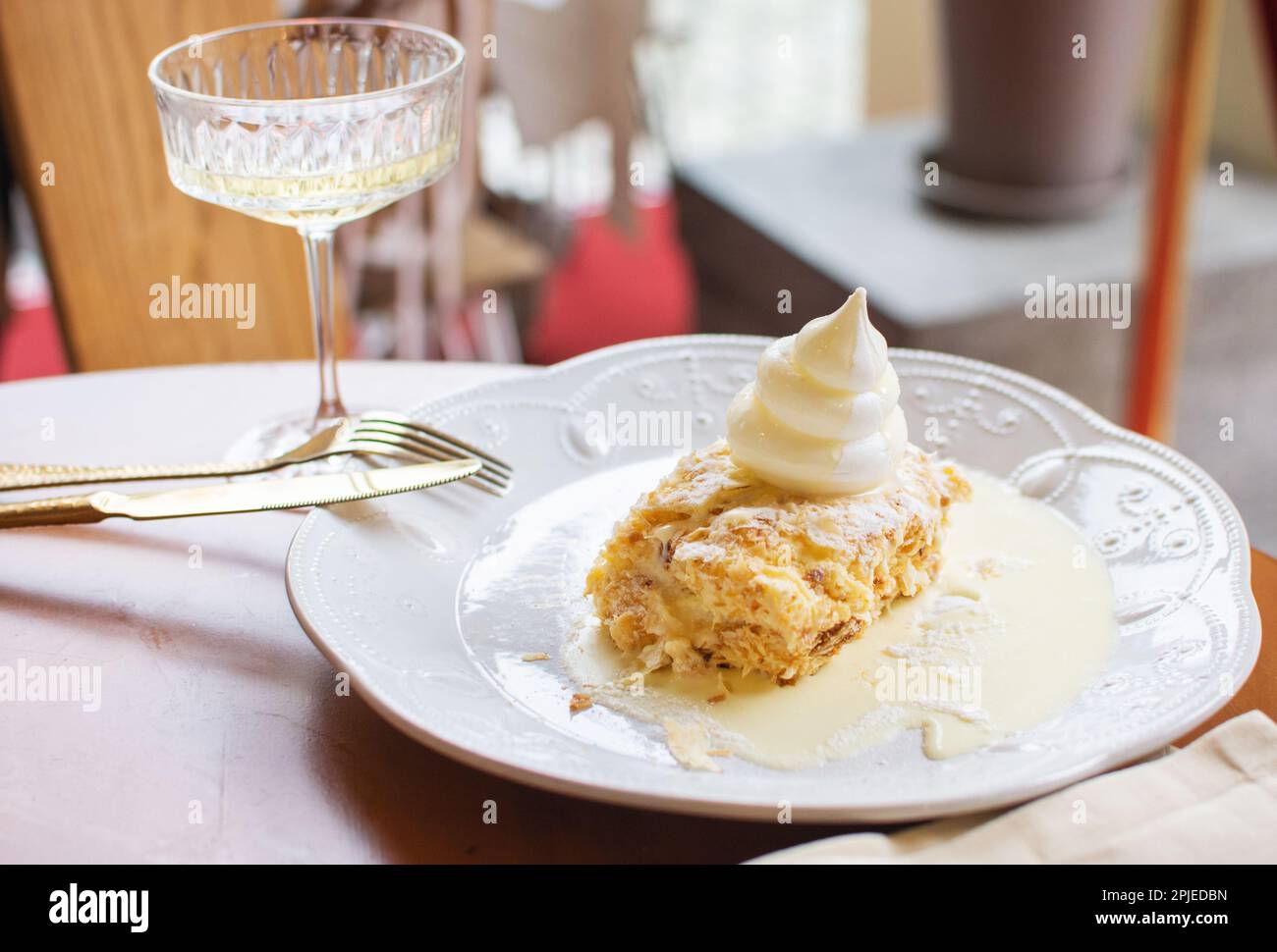 Napoleon torta di pasta sfoglia, tradizionale dessert francese in caffetteria. Foto Stock