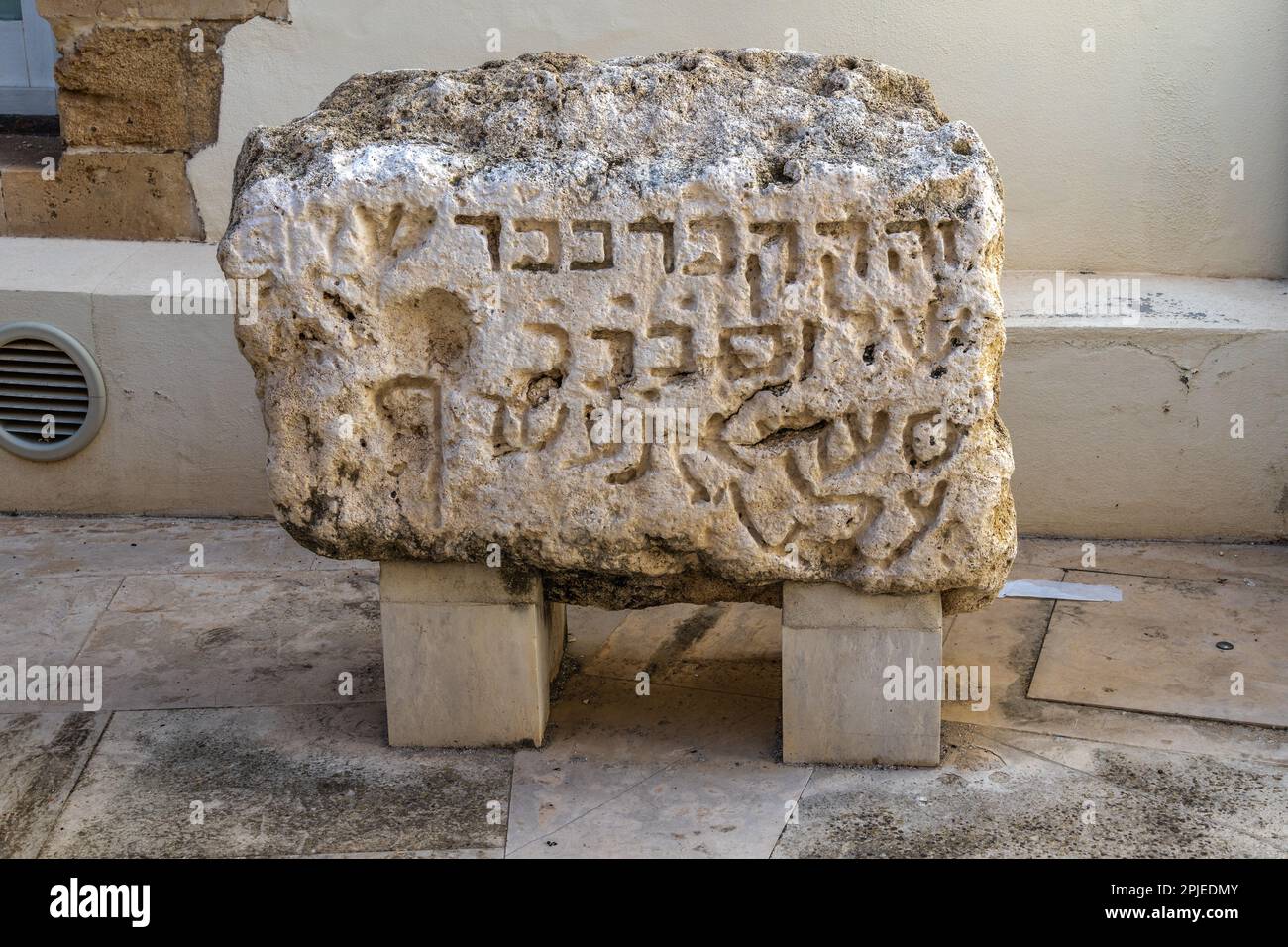Lapide ebraica del XV secolo nel cortile di Palazzo Bellomo a Siracusa. Siracusa, Sicilia, Italia, Europa Foto Stock
