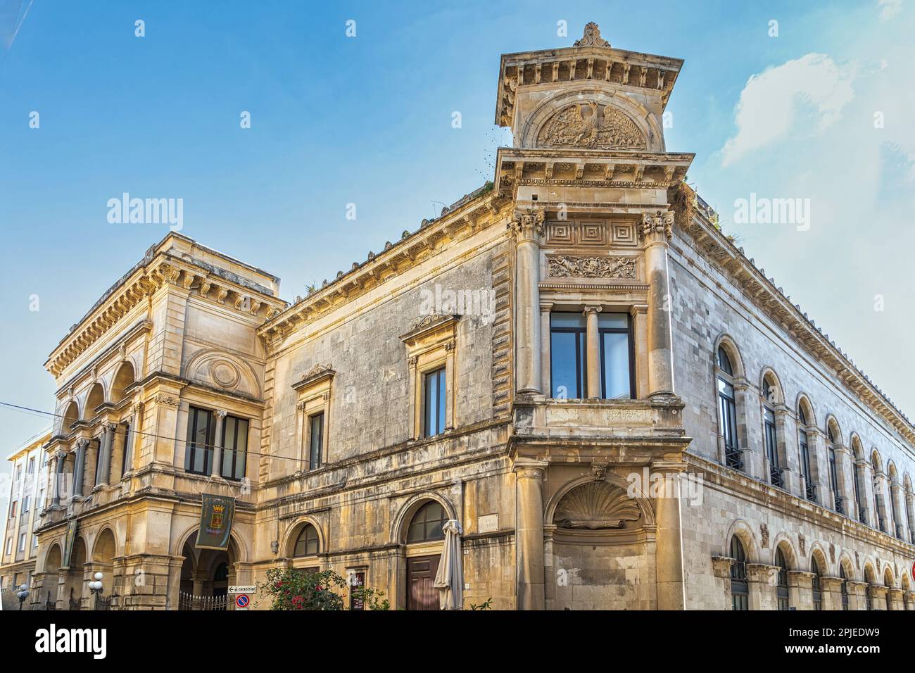 L'architettura del teatro comunale di Siracusa è composta da diversi stili architettonici, dal neo-rinascimentale al neoclassico. Sicilia Foto Stock