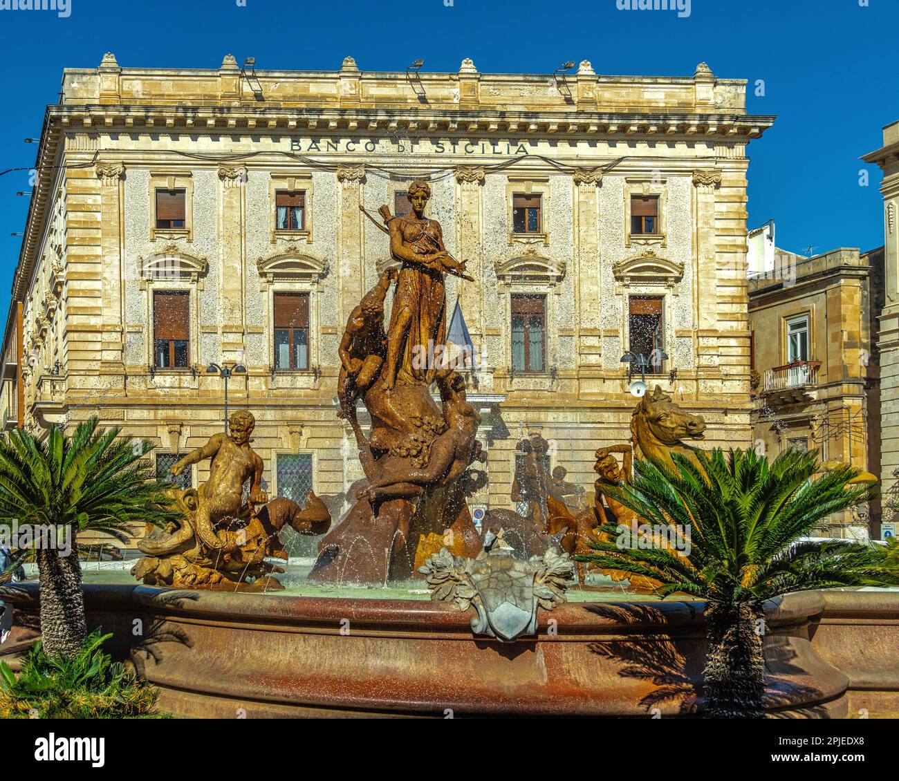 Monumentale fontana Art Nouveau dedicata alla dea della caccia Diana situata in Piazza Archimede a Siracusa. Siracusa, Sicilia, Italia, Europa Foto Stock