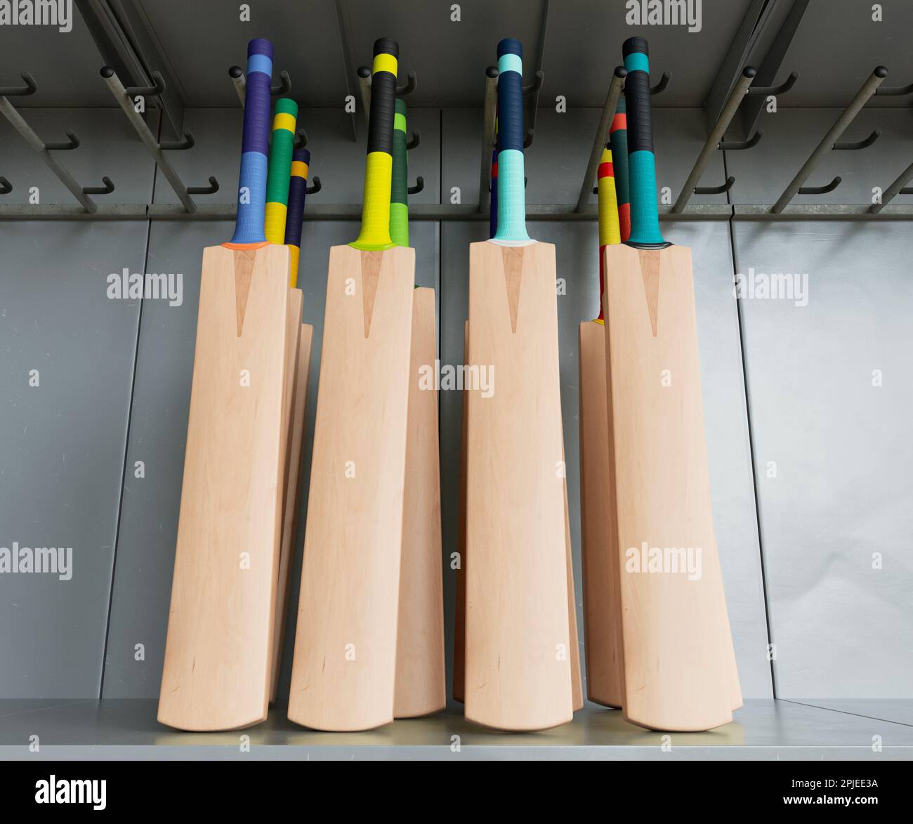 Una collezione di pipistrelli generici da cricket con varie impugnature colorate disposte su una scaffalatura espositore da scaffale - 3D render Foto Stock