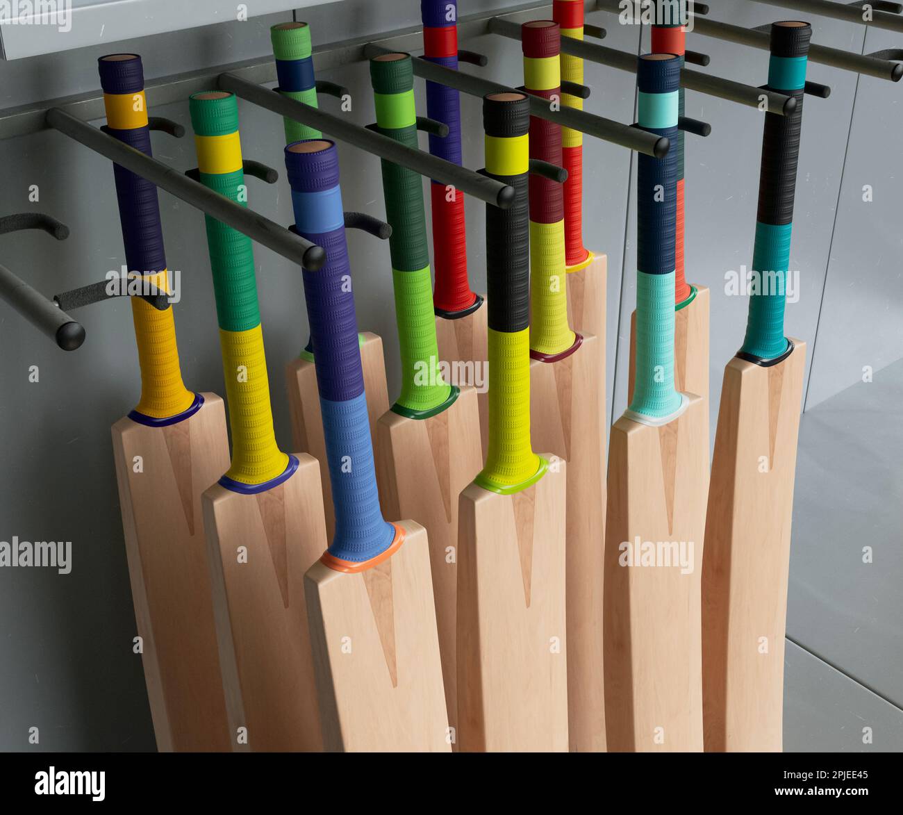 Una collezione di pipistrelli generici da cricket con varie impugnature colorate disposte su una scaffalatura espositore da scaffale - 3D render Foto Stock