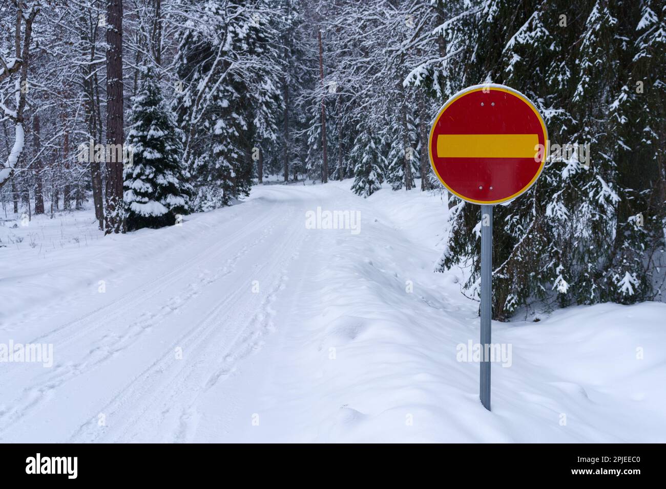 In inverno non c'è un cartello stradale accanto a una strada innevata. Hameenlinna, Finlandia. Foto Stock
