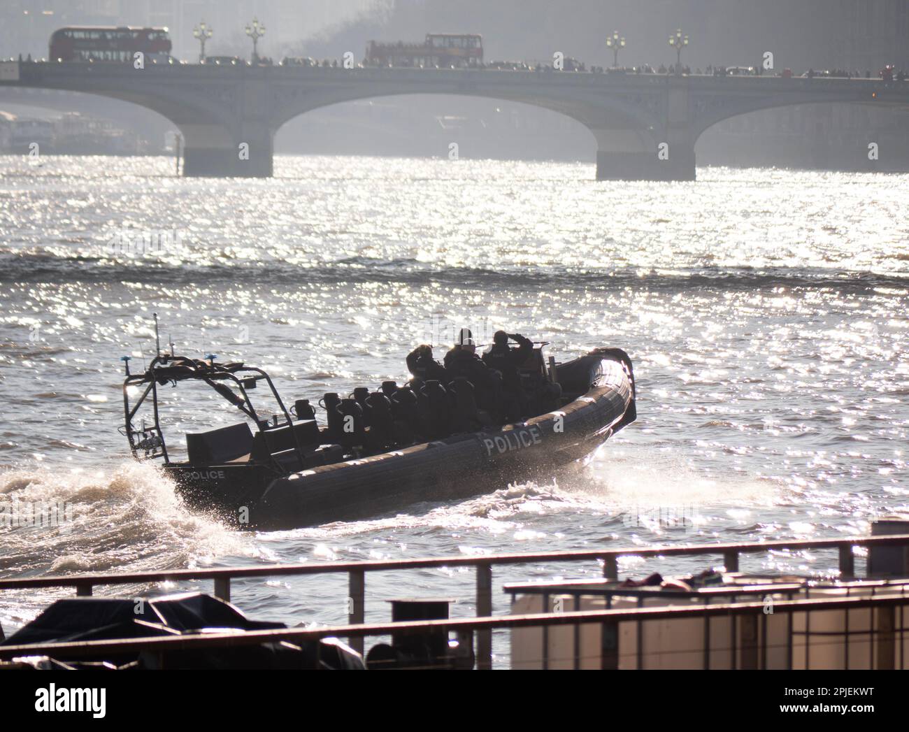 Gommone di polizia sul fiume Tamigi a Westminster Foto Stock