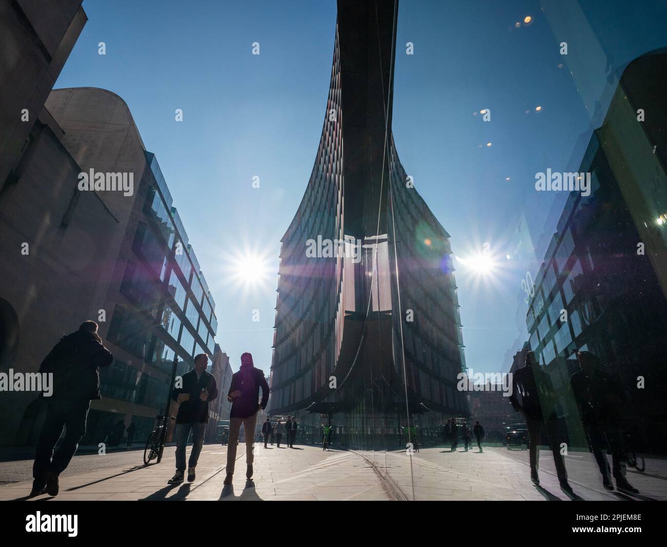 Pedoni che camminano oltre con ombre e riflessione, l'edificio sulla destra è Mizuho House, 30 Old Bailey, sede di Londra della Mizuho Bank, Mazars una società internazionale di revisione, fiscale e consulenza, e la British Japanese Law Association Foto Stock
