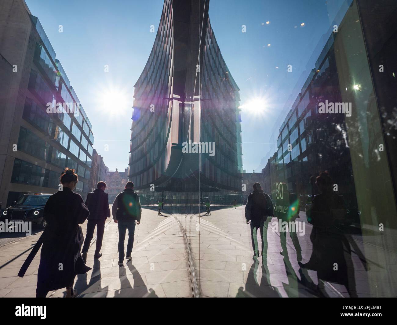 Pedoni che camminano oltre con ombre e riflessione, l'edificio sulla destra è Mizuho House, 30 Old Bailey, sede di Londra della Mizuho Bank, Mazars una società internazionale di revisione, fiscale e consulenza, e la British Japanese Law Association Foto Stock