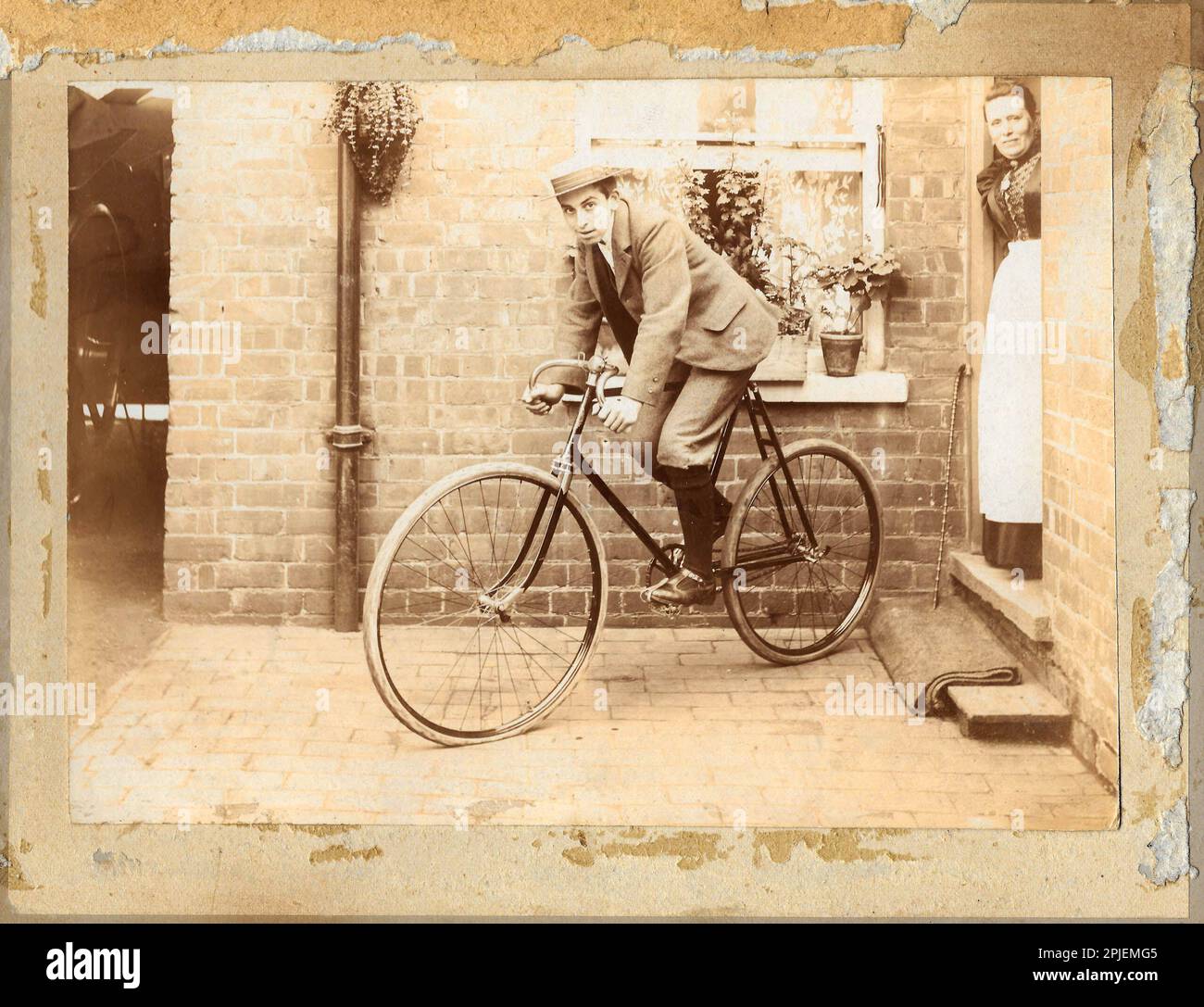 Bicicletta di inizio 1900s e il suo proprietario fiero! Foto Stock